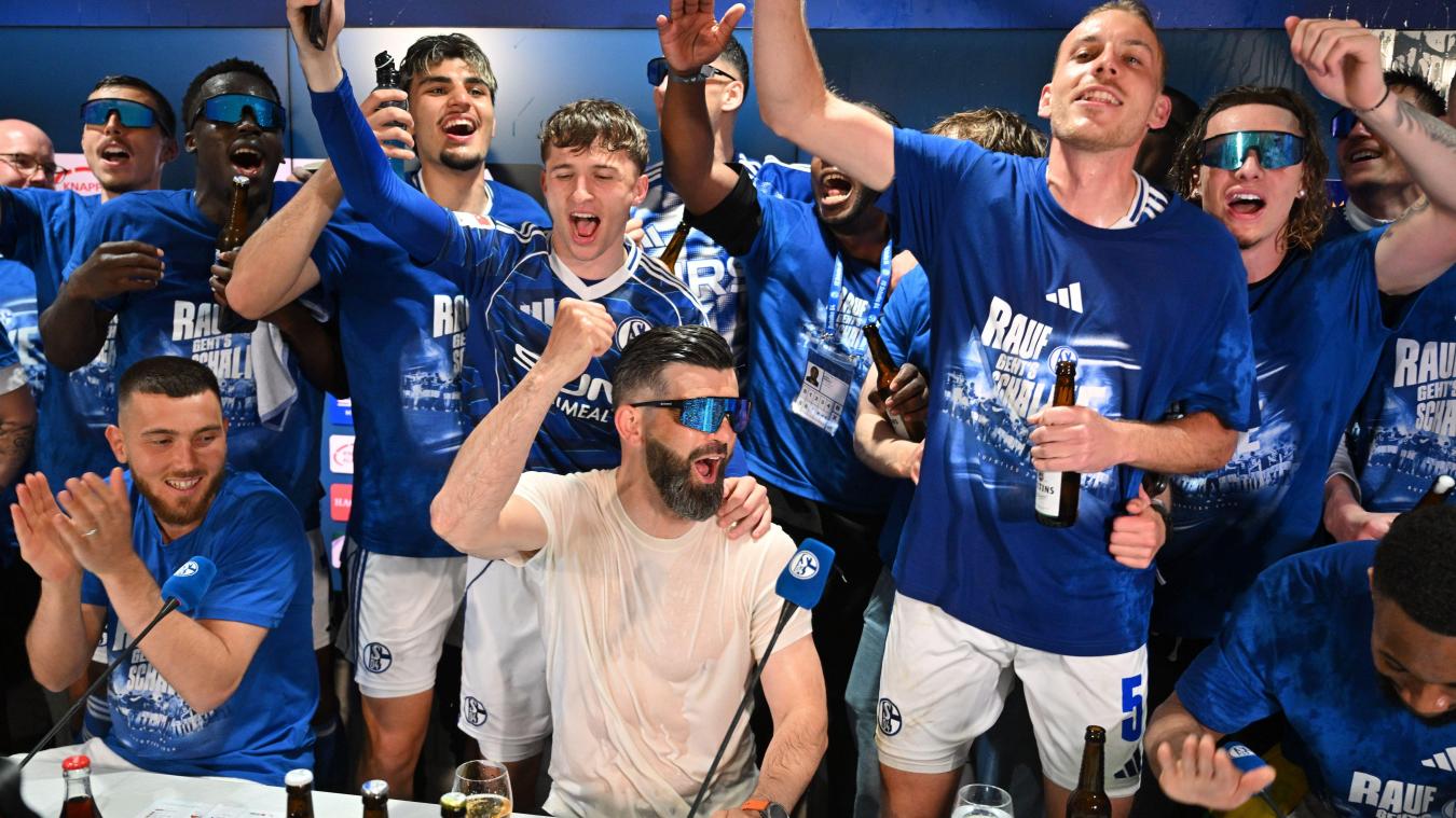 <p>Die Schalker Mannschaft rund um Trainer Miron Muslic (Mitte) jubelt bei der Pressekonferenz nach dem Spiel über den Aufstieg in die Bundesliga.</p>