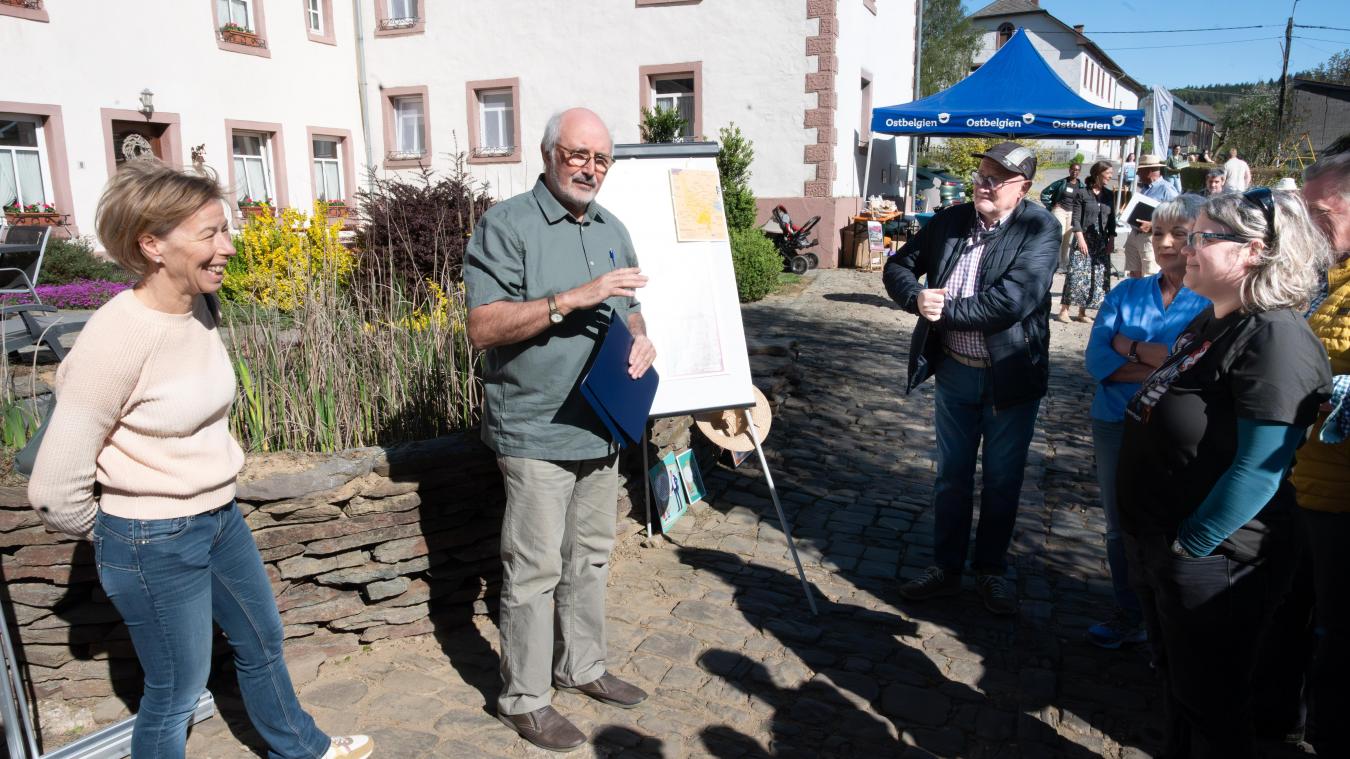<p>Klaus-Dieter Klauser führte die Besucher sachkundig durch das Gebäude und vermittelte dabei einen detaillierten Überblick über die Baugeschichte und die Entwicklung der Ortschaft.</p>
