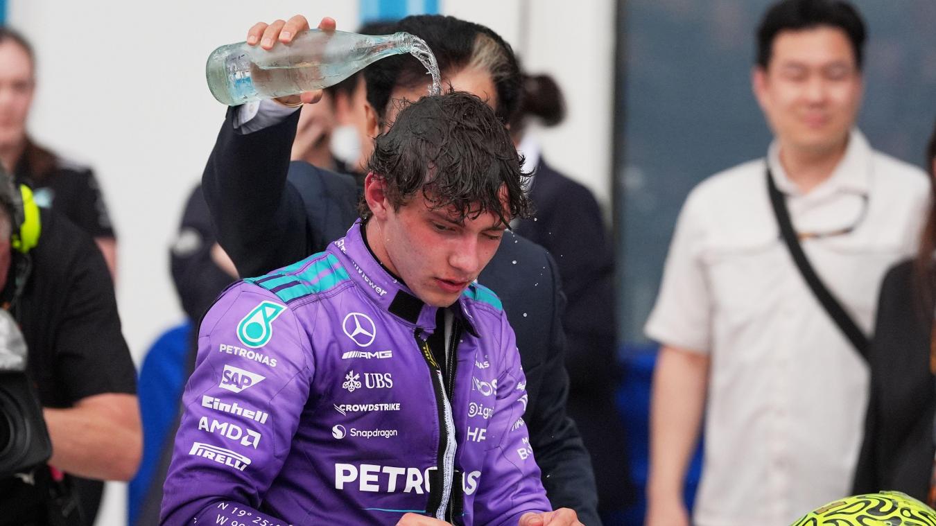 <p>Mohammed Ben Sulayem, Präsident der Federation Internationale de l'Automobile (FIA), gießt dem italienischen Mercedes-Fahrer Kimi Antonelli nach dessen Sieg Wasser über den Kopf.</p>