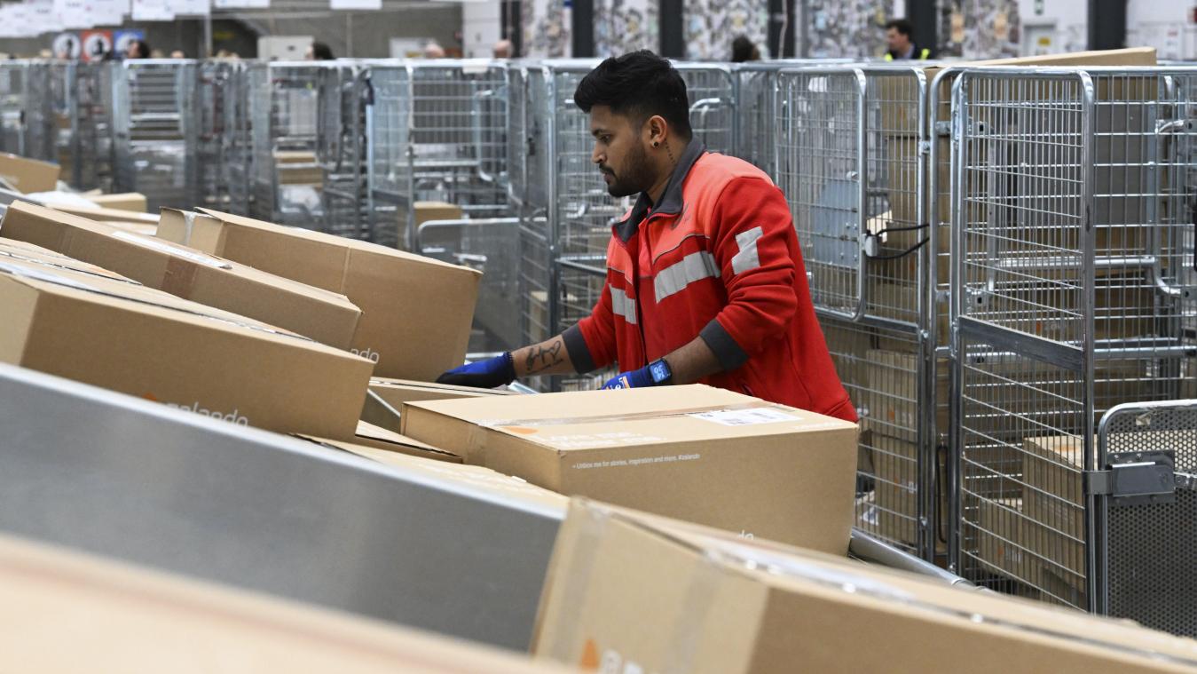 <p>Ein Mitarbeiter sortiert Pakete in einem Verteilzentrum von Bpost in Antwerpen: Nach dem Ende der Blockaden läuft der Betrieb wieder an, doch die Aufarbeitung der Streikrückstände wird noch mehrere Tage in Anspruch nehmen.</p>