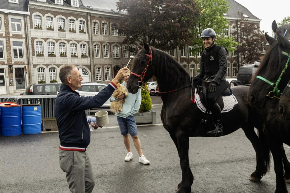 <p>Rund 20 Tierbesitzer waren der Einladung gefolgt und ließen am Sonntag auf dem Werthplatz ihre vierbeinigen Weggefährten segnen.</p>
