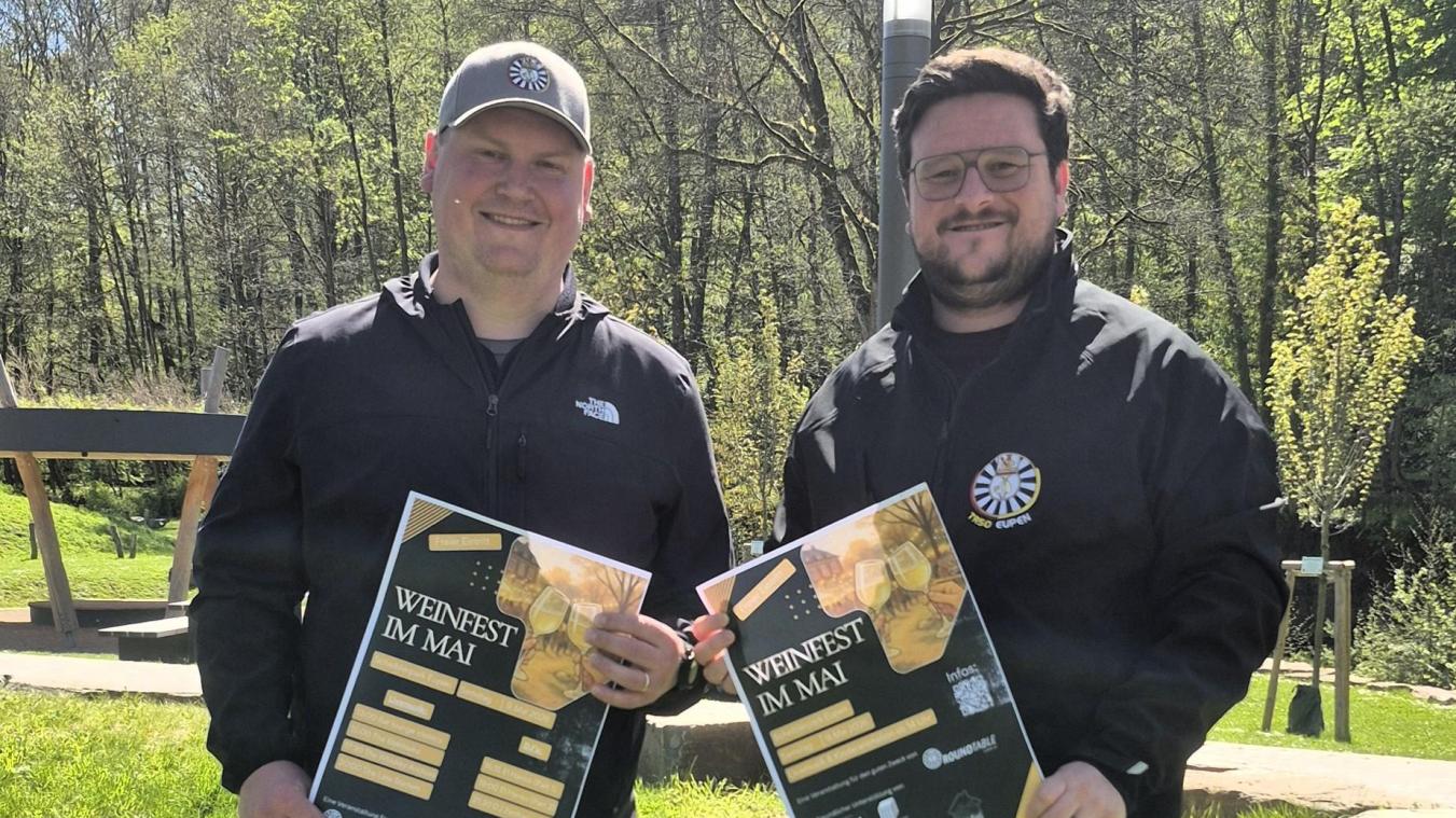 <p>Alexander Klein (links) und Lucas Reul (rechts) präsentieren das neue „Weinfest“, mit dem der Round Table 50 Eupen am 9. Mai auf dem Scheiblerplatz erstmals ein offenes Fest für alle Generationen organisiert.</p>