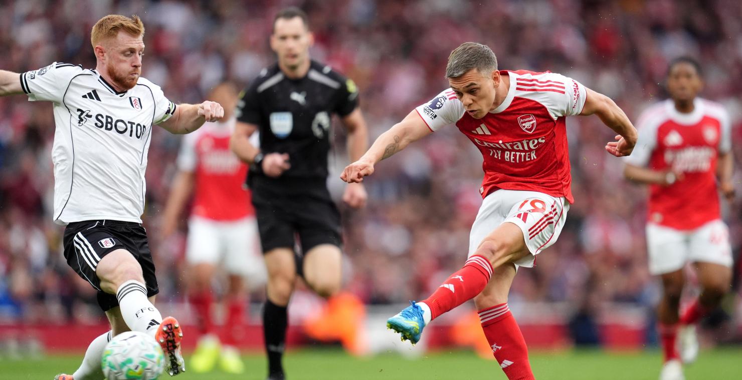 <p>Mit einem 3:0 gegen Fulham im Rücken nimmt es Arsenal um Leandro Trossard (beim Schuss) mit Atlético auf.</p>