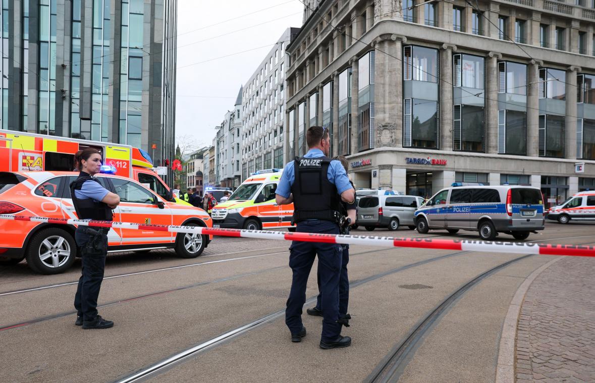 <p>Einsatzkräfte stehen am Eingang der Grimmaischen Straße. In Leipzig ist ein Auto in mehrere Menschen gefahren.</p>