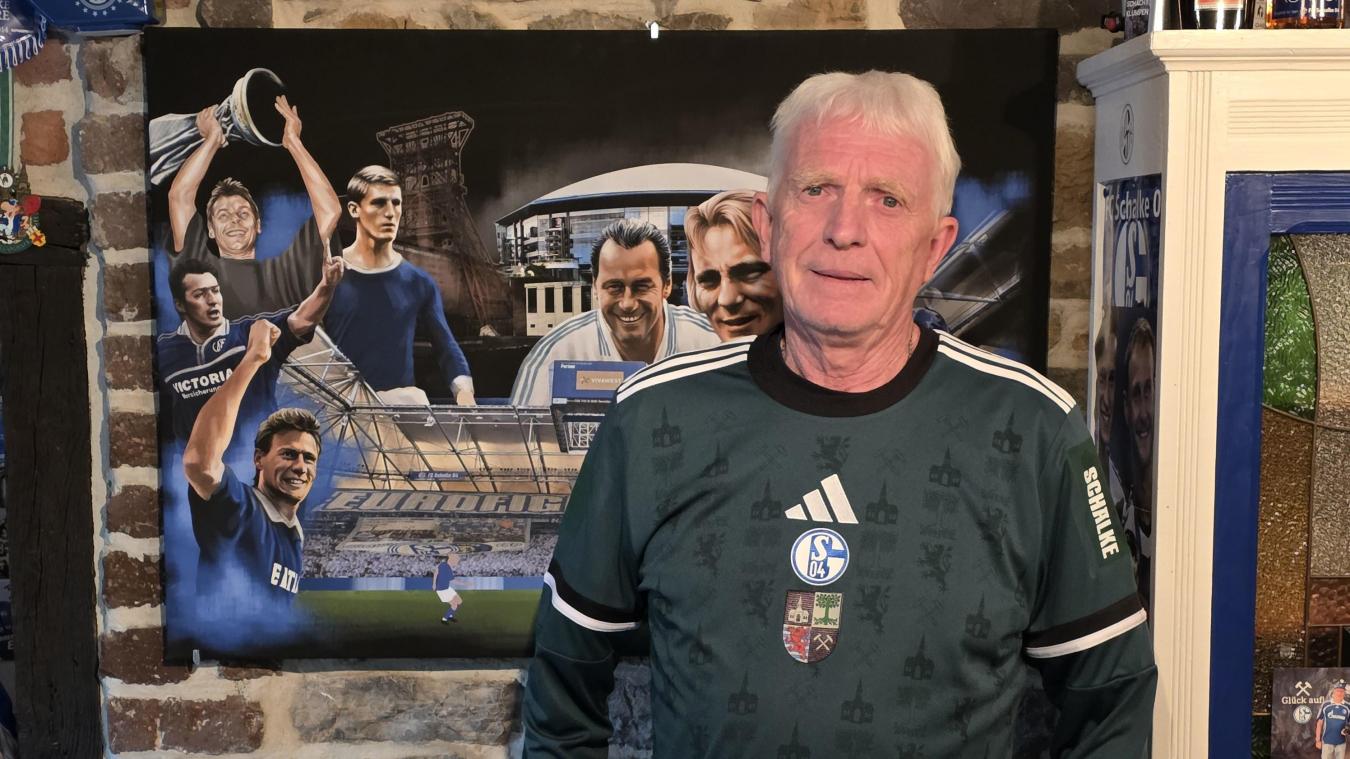 <p>Ein Leben für und in Königsblau: Norbert „Schalke“ Kremer erlebte den Aufstieg im Stadion mit.</p>
