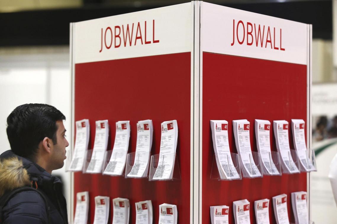 <p>Ein Arbeitssuchender informiert sich an einer Jobwand über offene Stellen: In der DG steigt die Beschäftigung weiter, die Quote nähert sich der Zielmarke von 80 Prozent.</p>