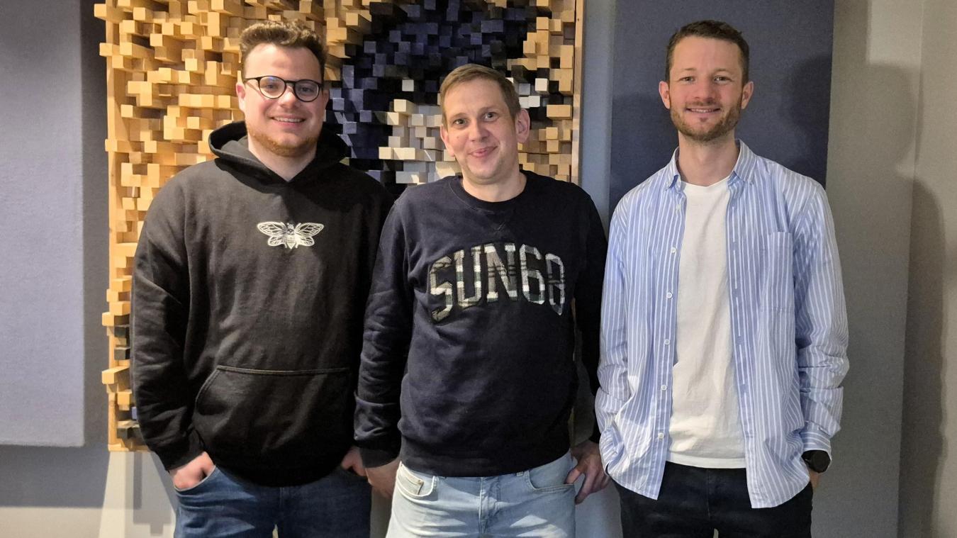 <p>Philipp Reinertz (Mitte) hat sich in der neuen Folge von „SportGEflüster“ mit Tim Fatzaun (links) und Carsten Lübke (rechts) unterhalten.</p>