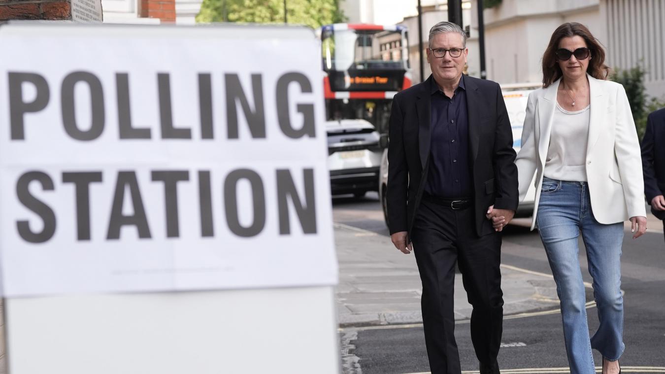 <p>Der Labour-Vorsitzende und britische Premierminister Keir Starmer und seine Frau Lady Victoria Starmer kommen zur Stimmabgabe bei den Kommunalwahlen in der Westminster Chapel im Zentrum von London an.</p>