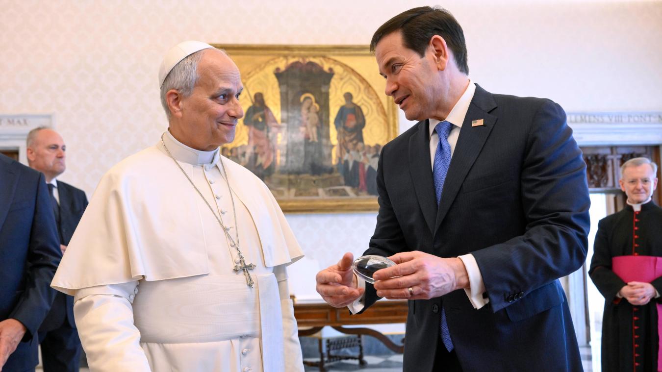 <p>Auf diesem von Vatican Media via AP zur Verfügung gestellten Foto tauschen Papst Leo XIV. (links) und US-Außenminister Marco Rubio Geschenke aus, während sie sich in der Privatbibliothek des Papstes treffen.</p>
