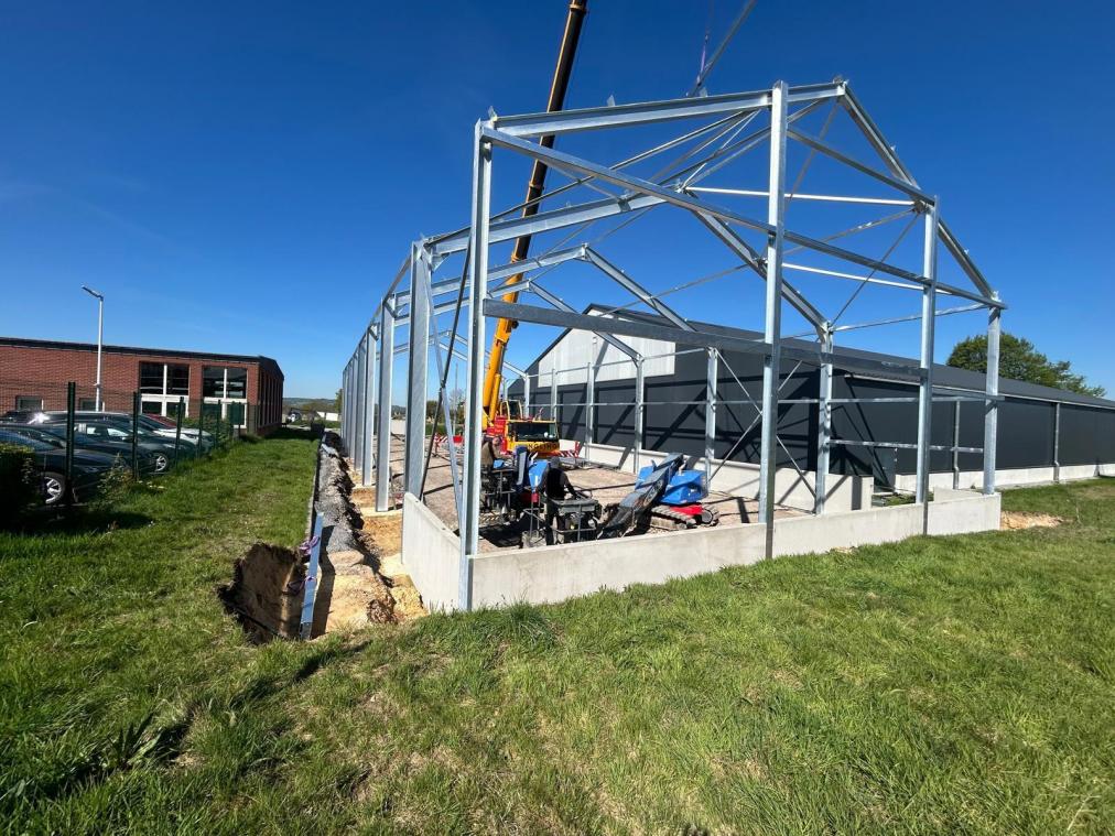 <p>Neben der bestehenden Tennishalle entsteht der neue Padelplatz.</p>