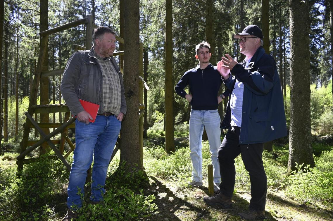 <p>Ortstermin im Schinderbachtal zwischen Schoppen und Iveldingen: v.l.n.r. erkennt man Professor Geoffrey Houbrechts, Doktorand Thomas Hennuy (beide Universität Lüttich) und den Autor Hermann Josef Giesen, Experte für die Geschichte des Goldbergbaus in Eifel und Ardennen.</p>