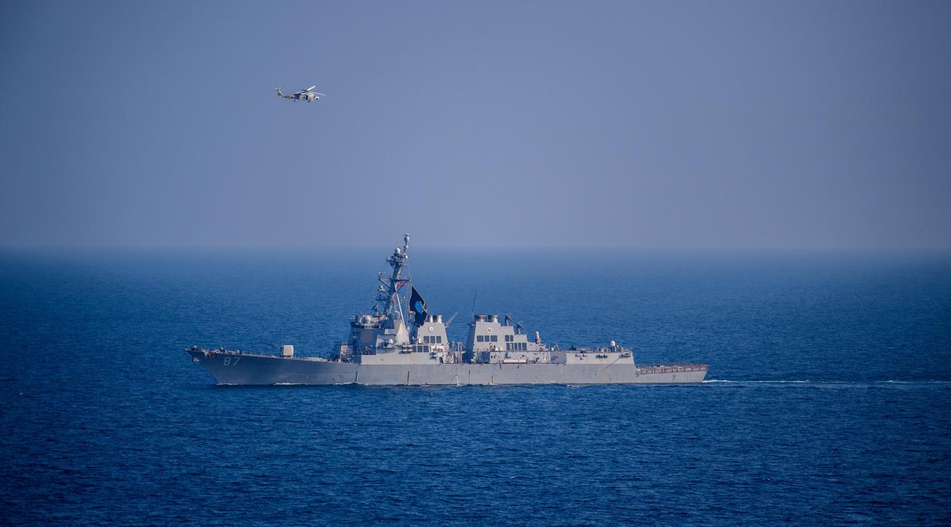 <p>Als Teil der Dwight D. Eisenhower Carrier Strike Group (IKECSG) ist der Lenkwaffenzerstörer USS Mason (DDG 87) im Einsatzgebiet der 5. US-Flotte stationiert, um die maritime Sicherheit und Stabilität im Nahen Osten zu unterstützen.</p>