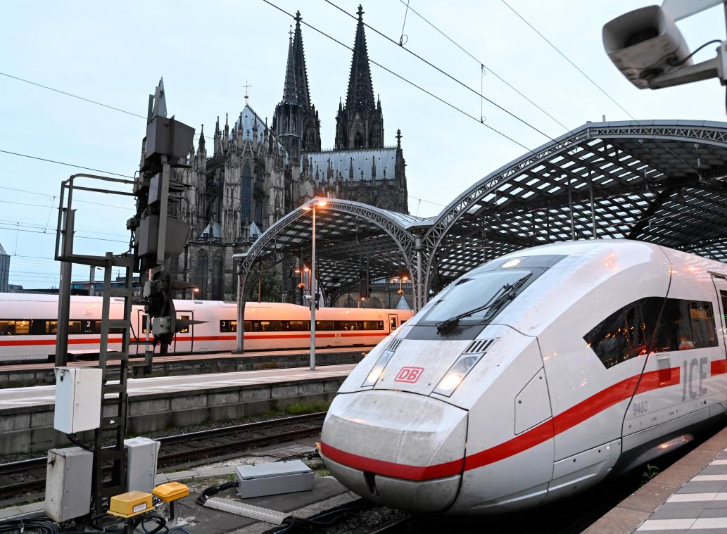 <p>Ein ICE-Zug der Deutschen Bahn verlässt den Kölner Hauptbahnhof.</p>
