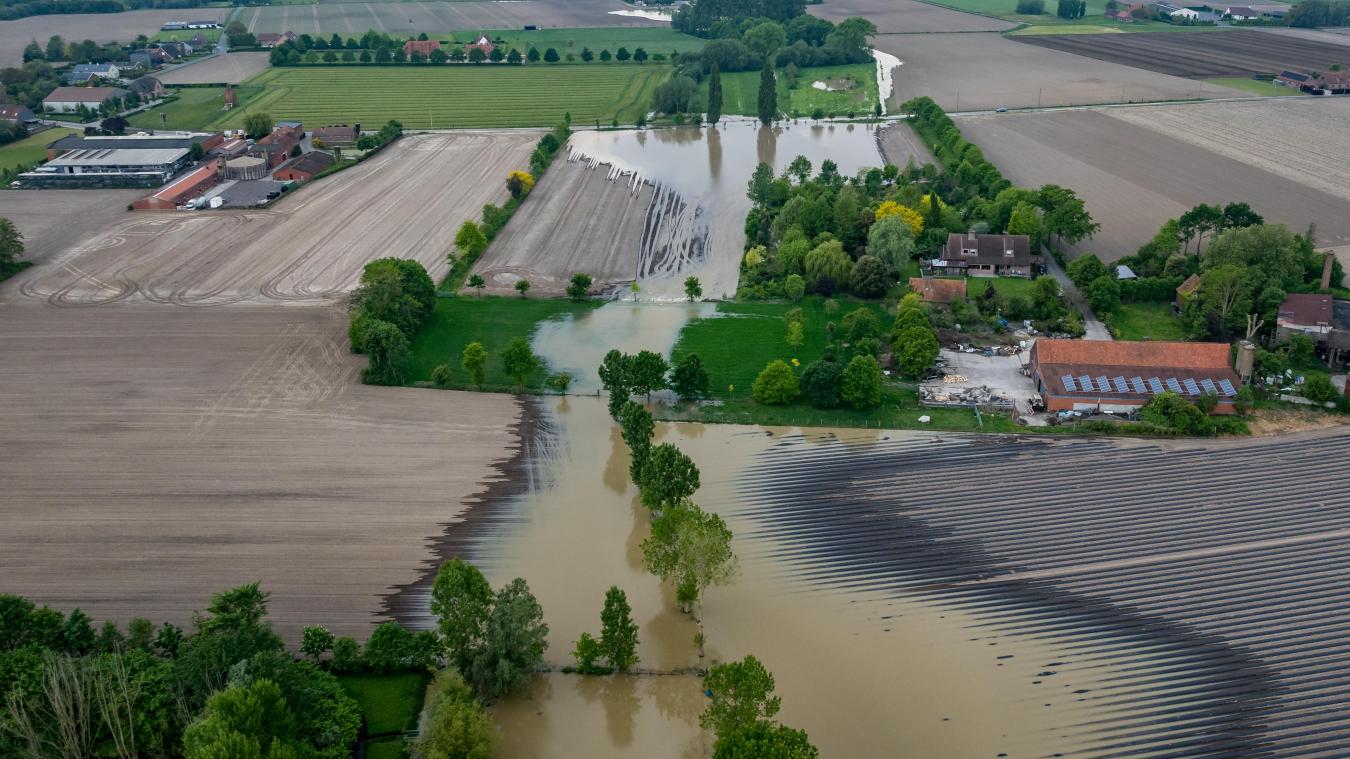 <p>Nach dem Leck an einem Wasserbecken des Gemüseverarbeiters Ardo in Ardooie wurden umliegende Felder und Grundstücke teilweise überflutet.</p>