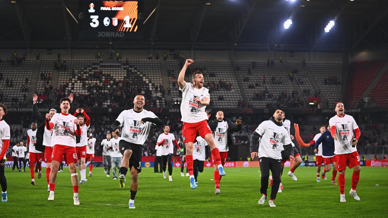 <p>Freiburgs Spieler feierten den Sieg und den Einzug ins Europa-League-Finale am Donnerstagabend ausgelassen mit ihren Fans.</p>