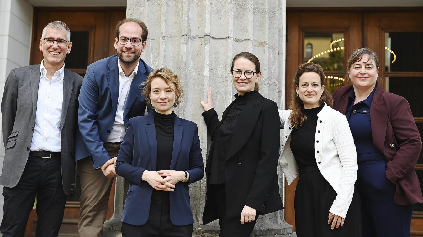 <p>Vorstellung der neuen Spielzeit 2026/27 am Theater Aachen: Kulturdezernent Heinrich Brötz, der neue Generalmusikdirektor Levente Török, Verwaltungsdirektorin Miriam Sasserath, Generalintendantin Elena Tzavara, Chefdramaturgin Isabelle Becker und Schauspielleiterin Kerstin Grübmeyer (von links) präsentierten eine Saison unter dem Leitmotiv „Über:Macht“.</p>
