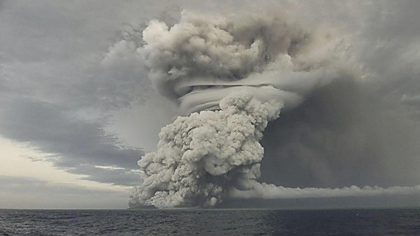 <p>Die Eruption des Vulkans Hunga Ha’apai im Jahr 2022 kappte die Verbindung Tongas zur Außenwelt für Wochen. Das ist ein Beispiel dafür, wie verwundbar unsere digitale Infrastruktur ist und wie schnell ganze Regionen isoliert werden können.</p>