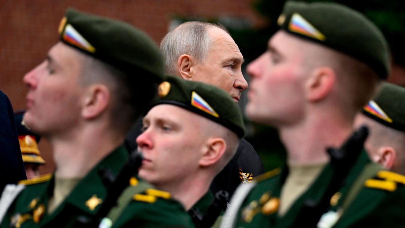 <p>Der russische Präsident Wladimir Putin (M, hinten) nimmt an einer Zeremonie zur Niederlegung von Blumen am Grab des Unbekannten Soldaten an der Kremlmauer in Moskau teil.</p>