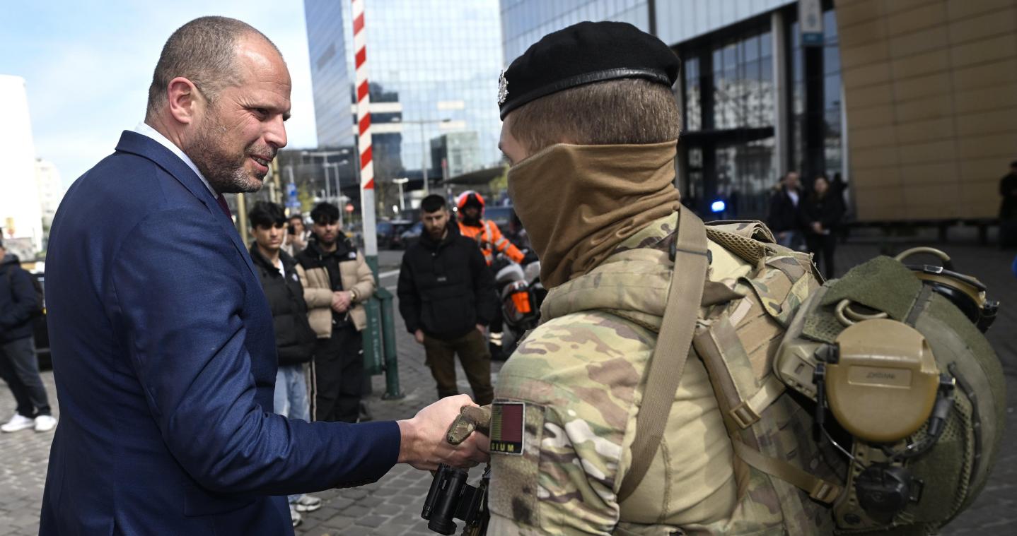 <p>Verteidigungminister Francken (l.) bezeichnet die Unterscheidung zwischen Friedens- und Kriegszeit als „zu binär“.</p>