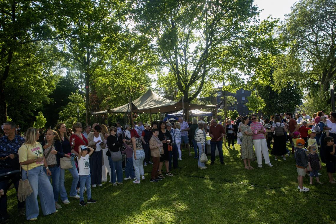 <p>Gute Weine, lokale Speisen und Livemusik prägten das Weinfest.</p>