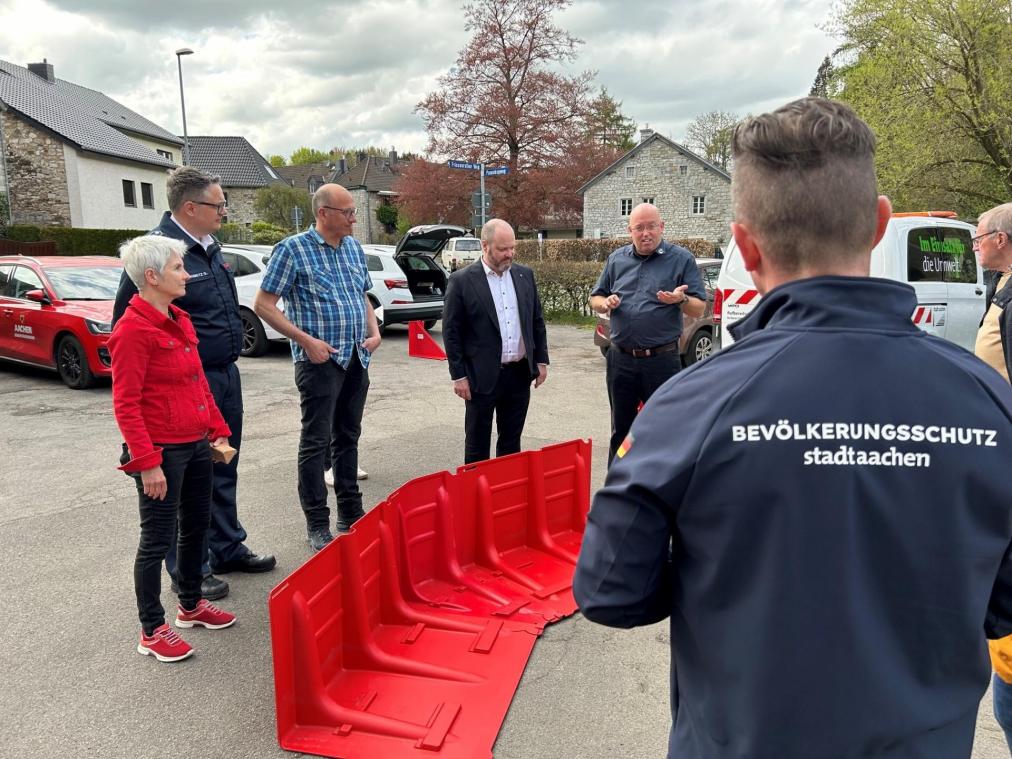 <p>Oberbürgermeister Dr. Michael Ziemons (4.v.l.) hat persönlich mit Fachleuten und Anwohnenden ein modulares System getestet. Die Stadt möchte Stauelemente nun für Orte im Südraum anschaffen.</p>