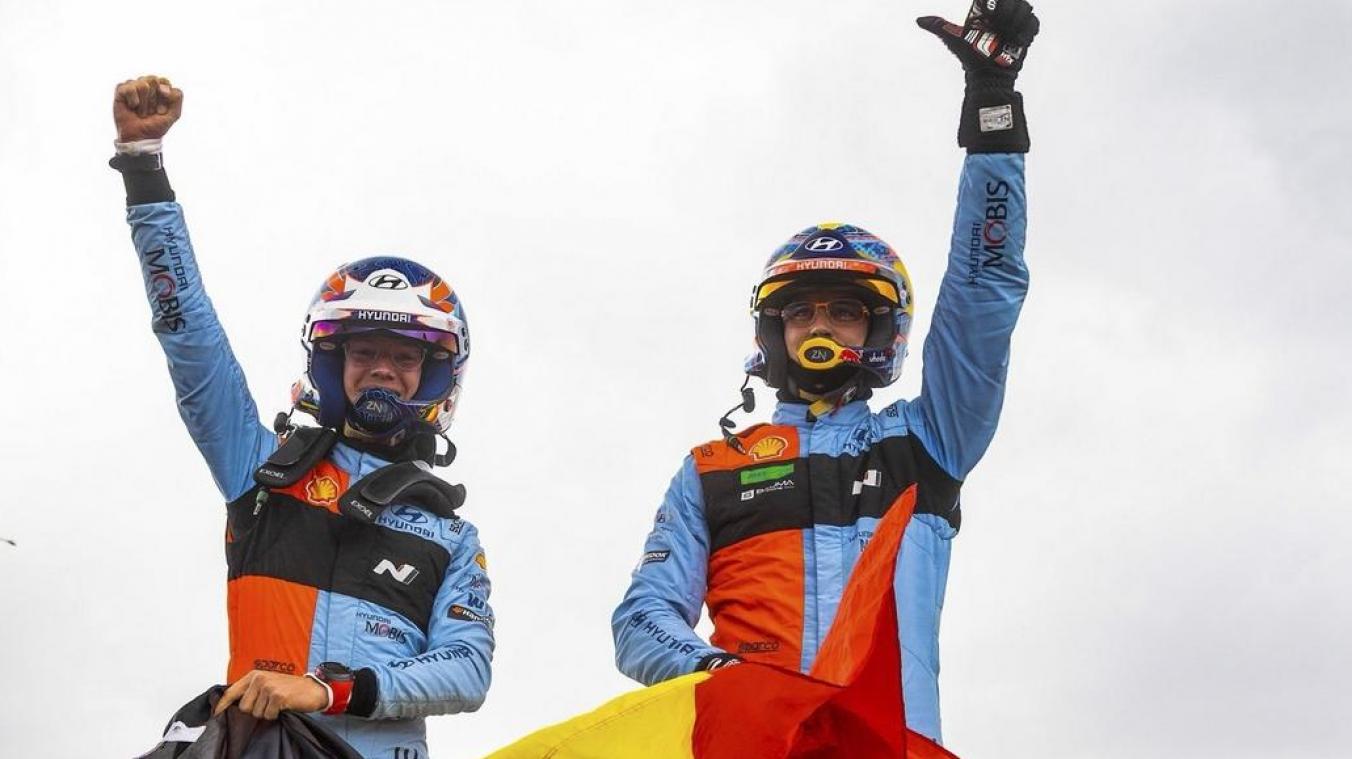 <p>Thierry Neuville und Martin Wydaeghe feiern ihren Sieg.</p>
