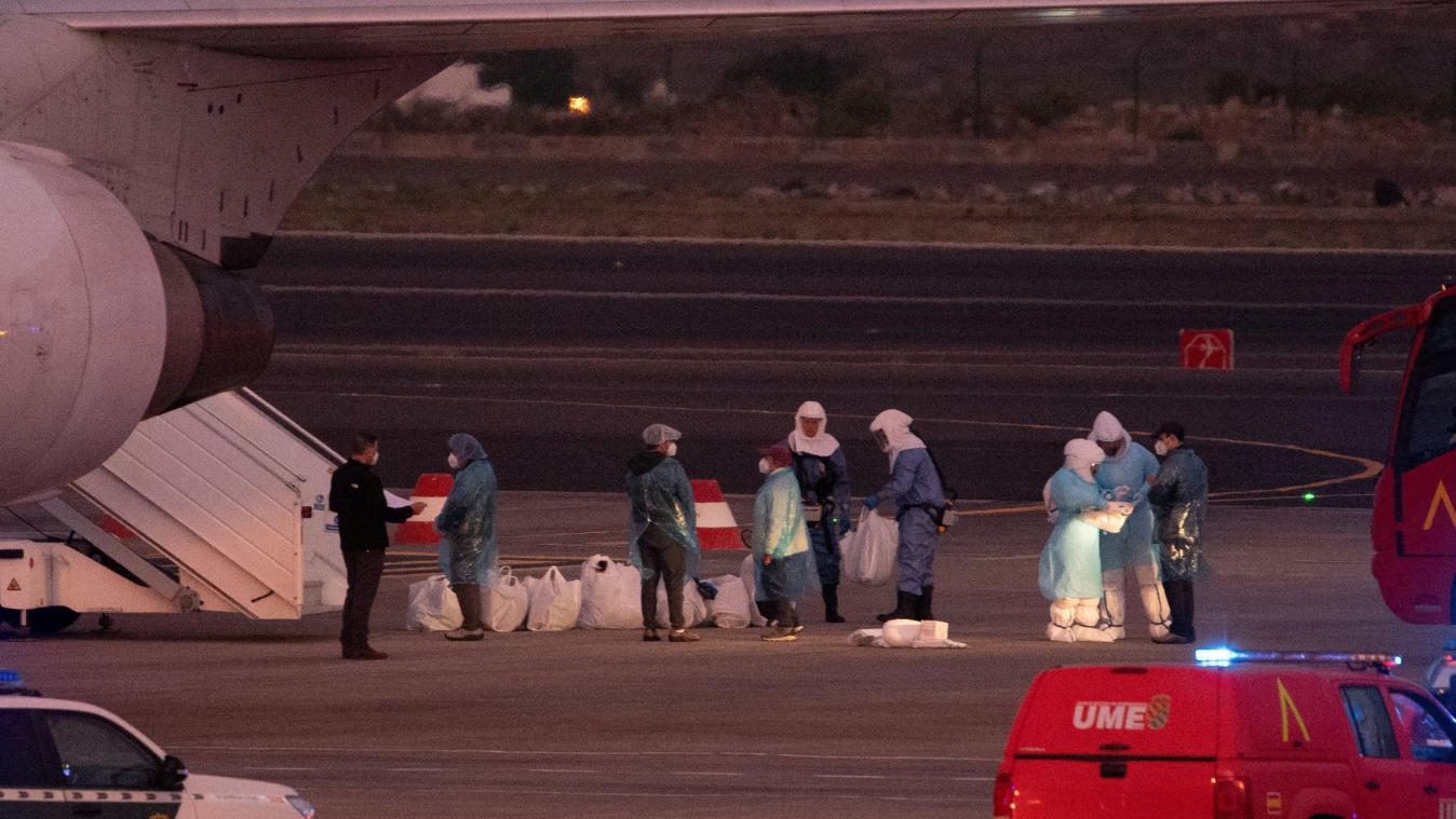 <p>Evakuierung nach dem Hantavirus-Ausbruch auf der „Hondius“: Mehr als 90 Passagiere des niederländischen Kreuzfahrtschiffs wurden am Flughafen Teneriffa-Süd auf Rückführungsflüge verteilt. Unter den Evakuierten befanden sich auch zwei belgische Passagiere, die anschließend zur Untersuchung in die Antwerpener Uniklinik gebracht wurden.</p>