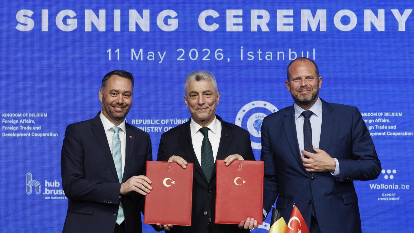 <p>Die Föderalminister Maxime Prévot (l.) und Theo Francken (r.) mit dem türkischen Handelsminister Ömer Bolat am Montag in Istanbul</p>