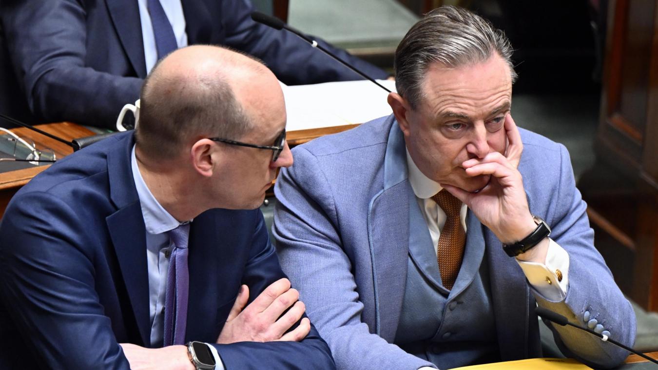 <p>Föderalminister Vincent Van Peteghem (links) und Premierminister Bart De Wever (rechts) in der Kammer</p>