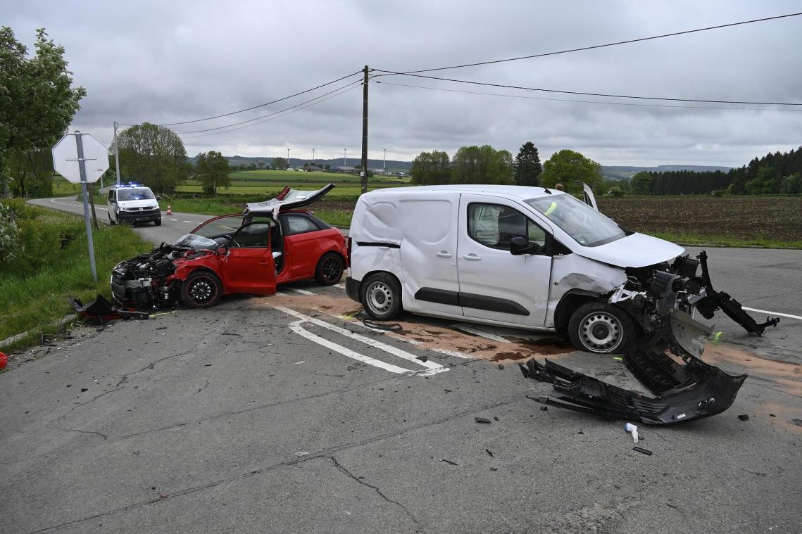 <p>Feuerwehr, zwei Rettungswagen und die Polizei begaben sich an die Unfallstelle nahe Mirfelderbusch.</p>