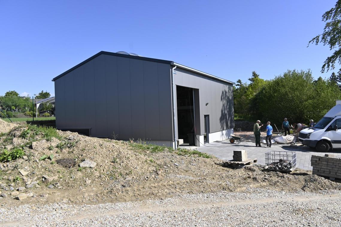 <p>Ortsnah und bedarfsgerecht fand die Halle ihren Platz auf einem Gelände, das die Initiative Manderfelder Land von der Gemeinde Büllingen erworben hat.</p>