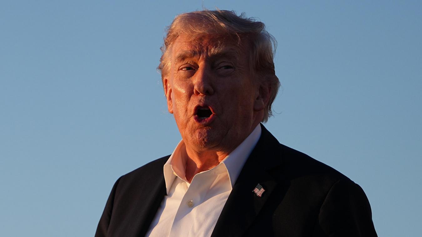 <p>US-Präsident Donald Trump ruft zu den Pressevertretern, als er mit der Air Force One auf der Joint Base Andrew ankommt.</p>