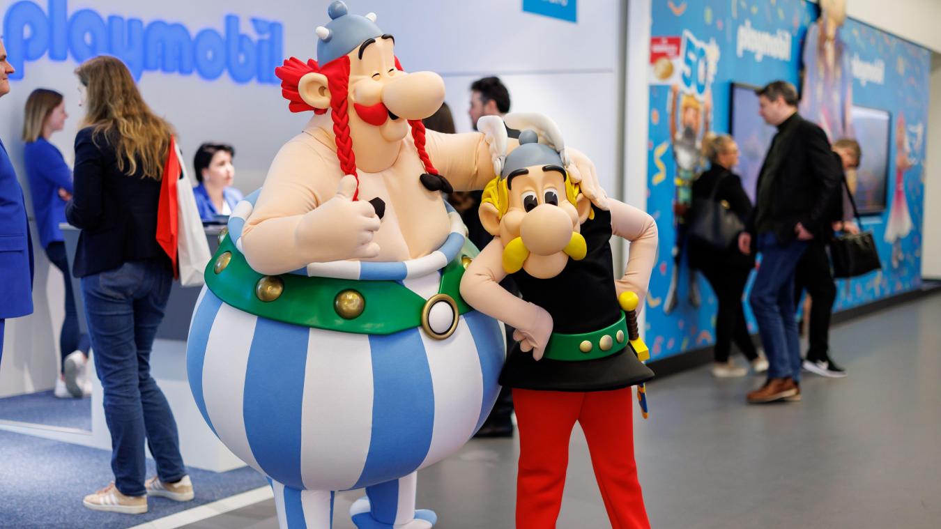 <p>Zwei Darsteller in den Kostümen der Comic-Figuren von Asterix (r.) und Obelix</p>