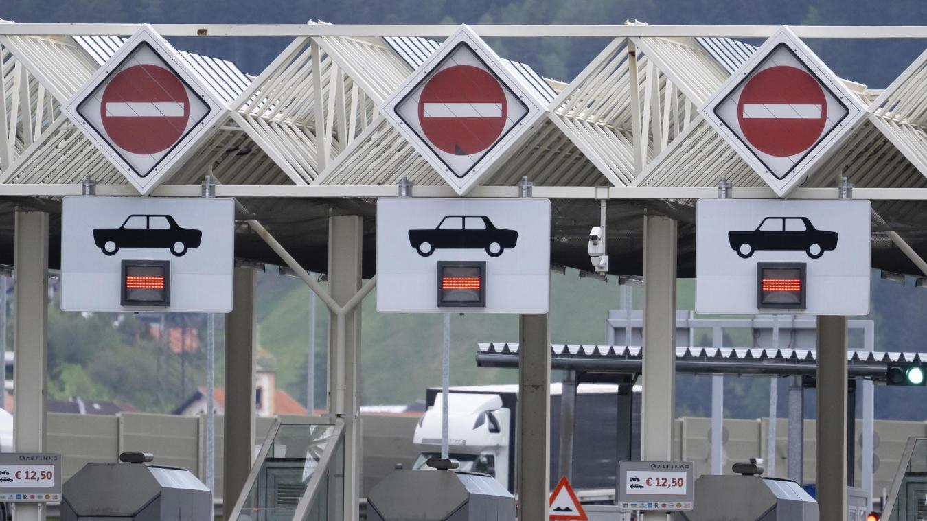 <p>Autos fahren am Brenner (Autobahn A13) durch die Mautstelle Schönberg. Aufgrund einer Demonstration soll am 30.05.2026 von 11 bis 19 Uhr eine Totalsperre der Brennerautobahn A13 sowie der Brennerstraße (B182) und der Ellbögener Straße (L38) eingerichtet werden.</p>