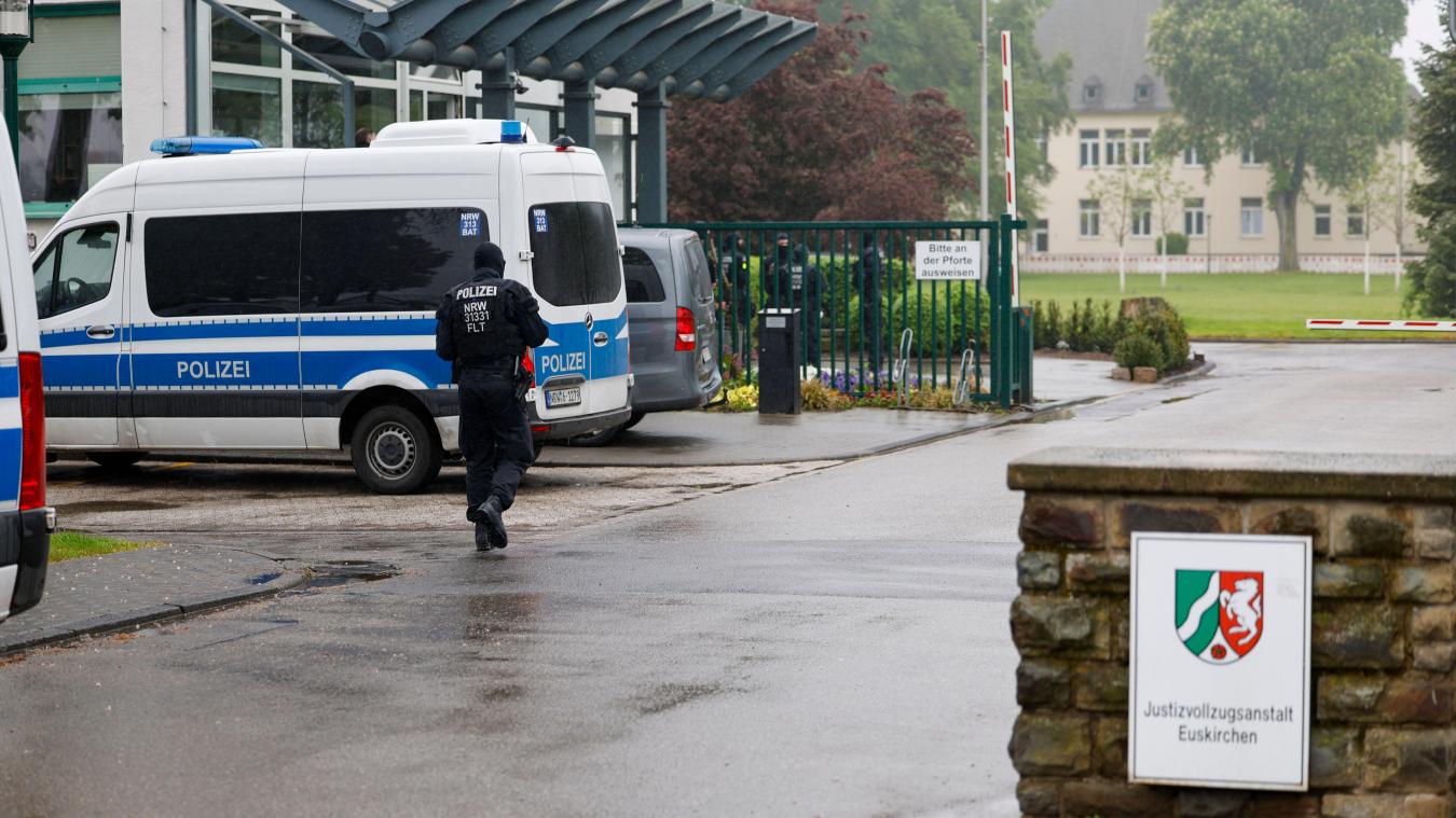 <p>Einsatzbeamte der Polizei befinden sich auf dem Gelände der Justizvollzugsanstalt zwecks Durchsuchungen.</p>