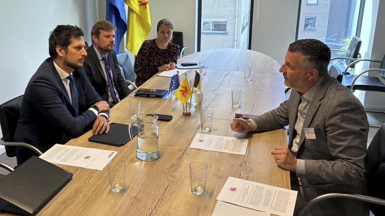 <p>Pascal Arimont (r.) im Austausch mit Ministerpräsident Adrien Dolimont.</p>