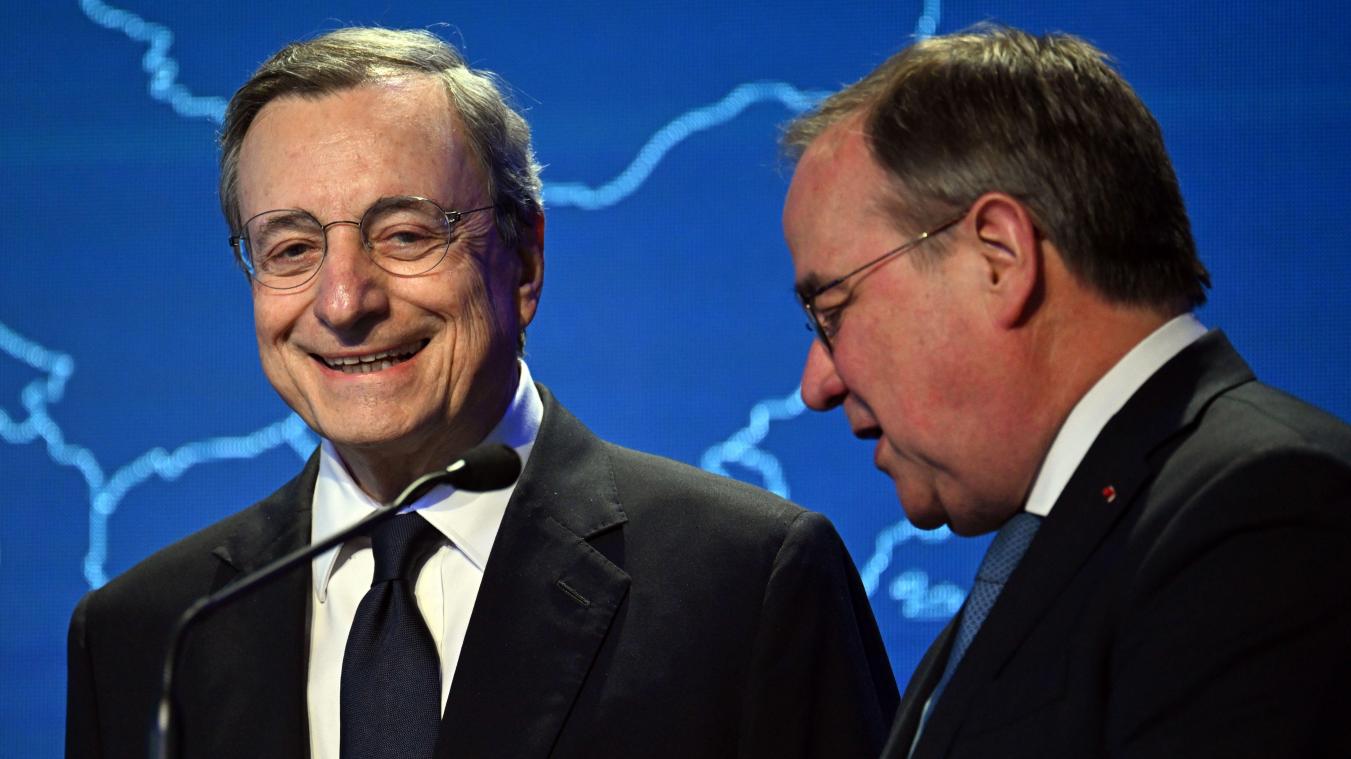 <p>Mario Draghi (links), ehemaliger Präsident der Europäischen Zentralbank, wird beim Karlspreis-Forum am Mittwoch von Armin Laschet (rechts) begrüßt. Draghi wird mit dem Karlspreis 2026 ausgezeichnet.</p>