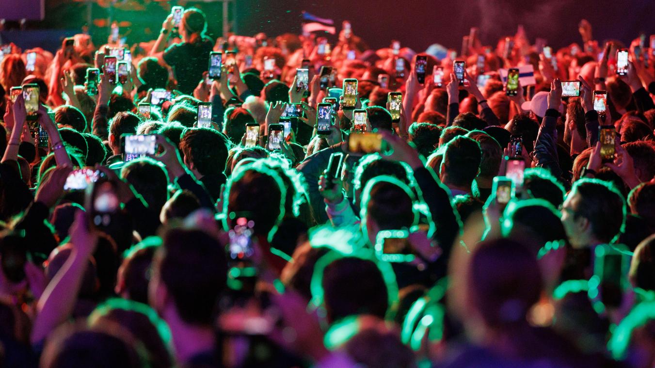 <p>Musikfans feiern im Eurovision Village vor dem Historischen Rathaus bei einem Konzert. Beim 70. Eurovision Song Contest (ESC) kämpfen insgesamt 35 Acts um die Trophäe.</p>