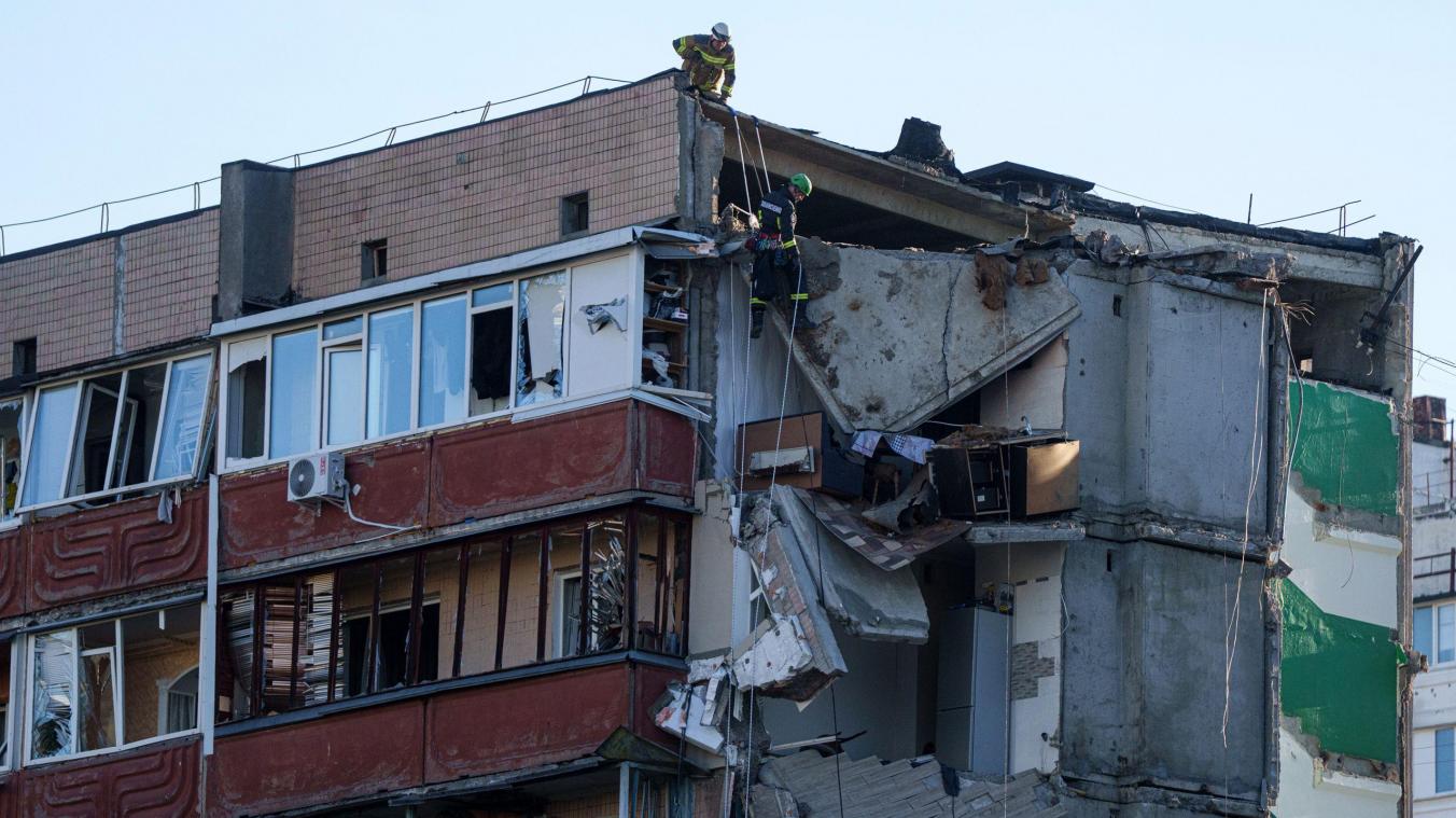 <p>in Rettungshelfer seilt sich vom Dach eines Hauses ab, das nach einem russischen Angriff auf ein Wohnviertel schwer beschädigt wurde.</p>