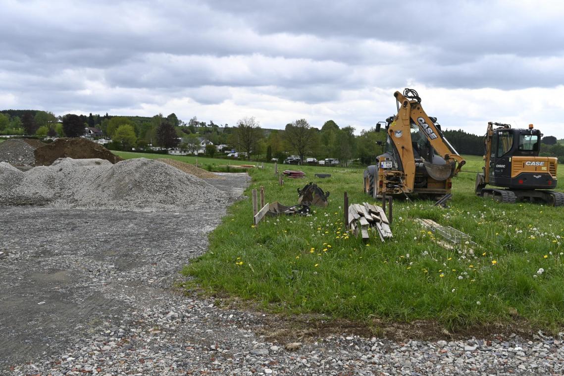 <p>Jüngst begonnene Erdarbeiten deuten auf die baldige Eröffnung der Fußballgolfanlage auf Hohenbusch, aber noch auf dem Gebiet der Gemeinde St.Vith, hin. Im Hintergrund erkennt man den Camping Hohenbusch.</p>