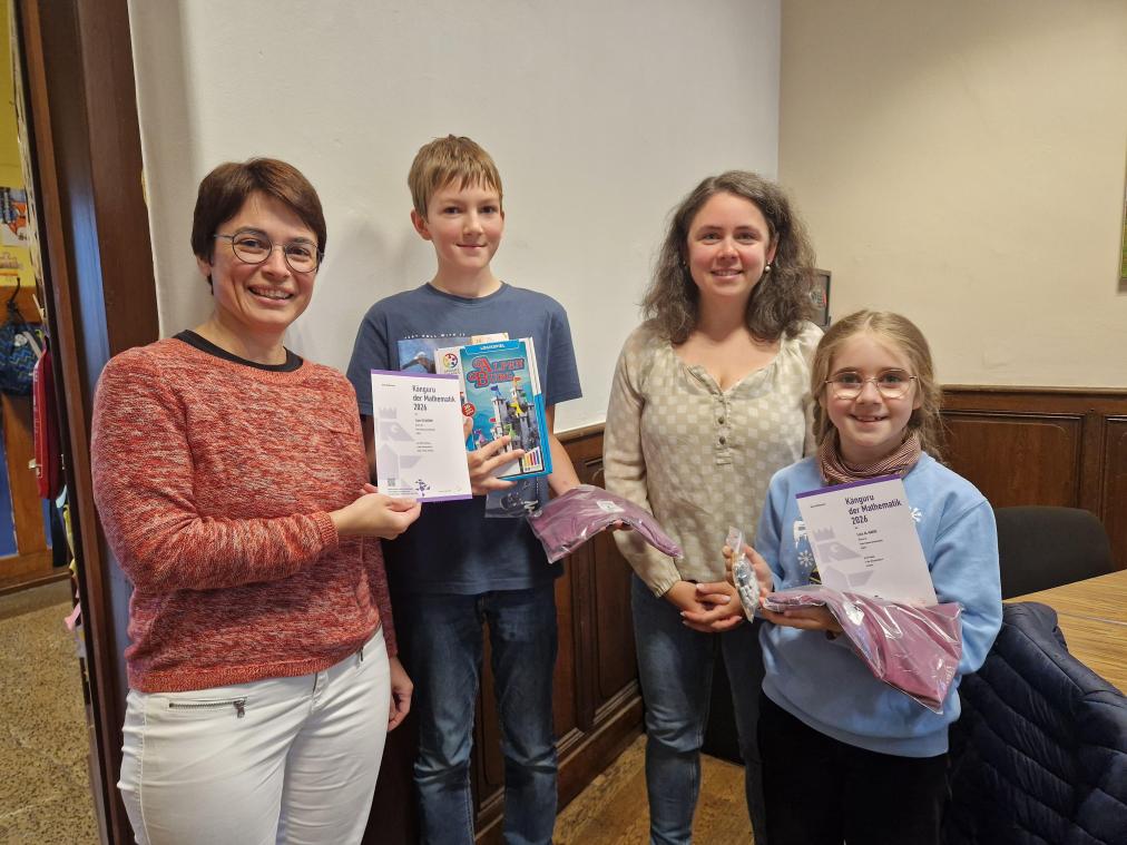 <p>Auf dem Foto erkennt man von links nach rechts Sabrina Sisterman (Projektbegleiterin), Liam Dujardin, Laura Gengler (Schulleiterin) und Livia Al-Bakri.</p>