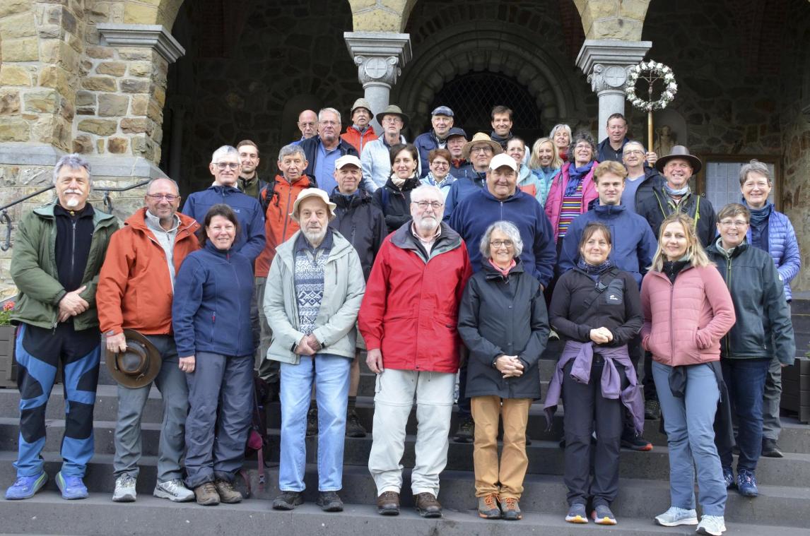 <p>Gruppenfoto mit Brudermeister Rudi Feron (Mitte mit roter Jacke), links daneben der geistliche Begleiter, Georg Neuenhofer, der mit 85 Jahren der älteste Pilger aller Zeiten dieser Fußwallfahrt ist.</p>