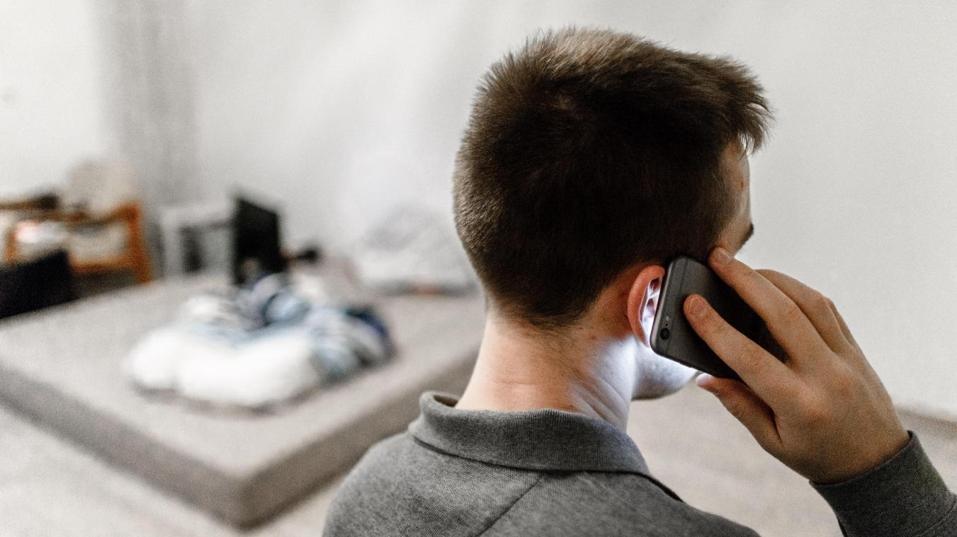 <p>Die Nummer 1733 für den ärztlichen Bereitschaftsdienst ist vielen Menschen in Belgien noch zu wenig bekannt. Experten sehen darin einen Grund, warum sich Patienten zu oft direkt an die Notaufnahme wenden.</p>