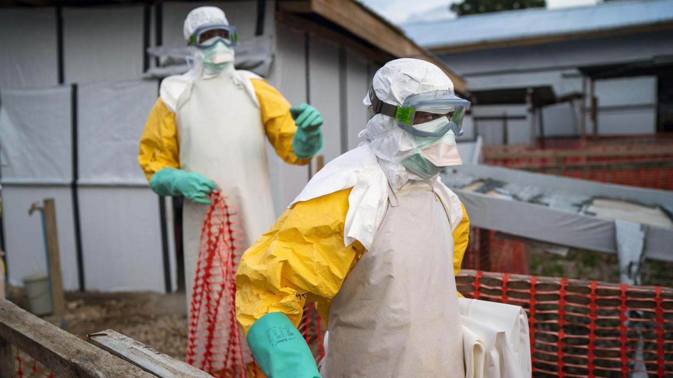 <p>Helfer kommen in Schutzanzügen zu ihrer Schicht in einem Behandlungszentrum mit Ebola-Erkrankten in Beni.</p>