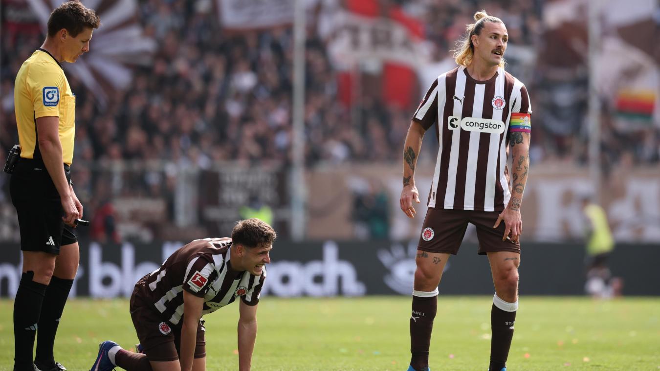 <p>Schiedsrichter Daniel Siebert (links) steht nach dem Abpfiff neben Arkadiusz Pyrka (Mitte) und Jackson Irvine (rechts).</p>
