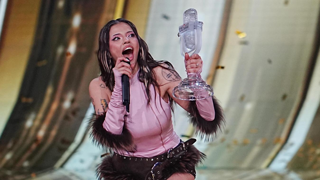 <p>Die bulgarische Sängerin Dara feiert mit der ESC-Trophäe ihren Sieg beim 70. Eurovision Song Contest. Mit „Bangaranga“ holte sie den ersten Triumph für Bulgarien.</p>