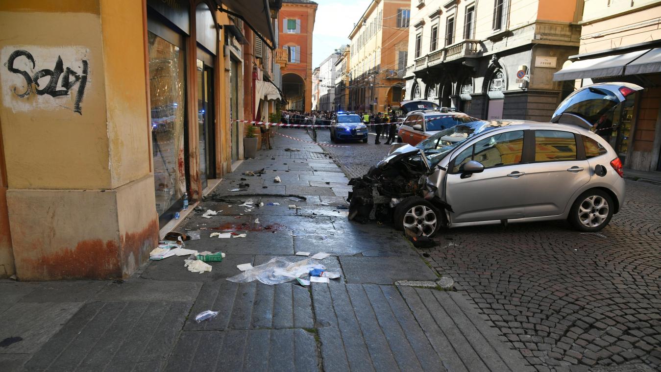 <p>Ein schwer beschädigtes Auton steht nach einem Unfall in einer Straße in Modena.</p>