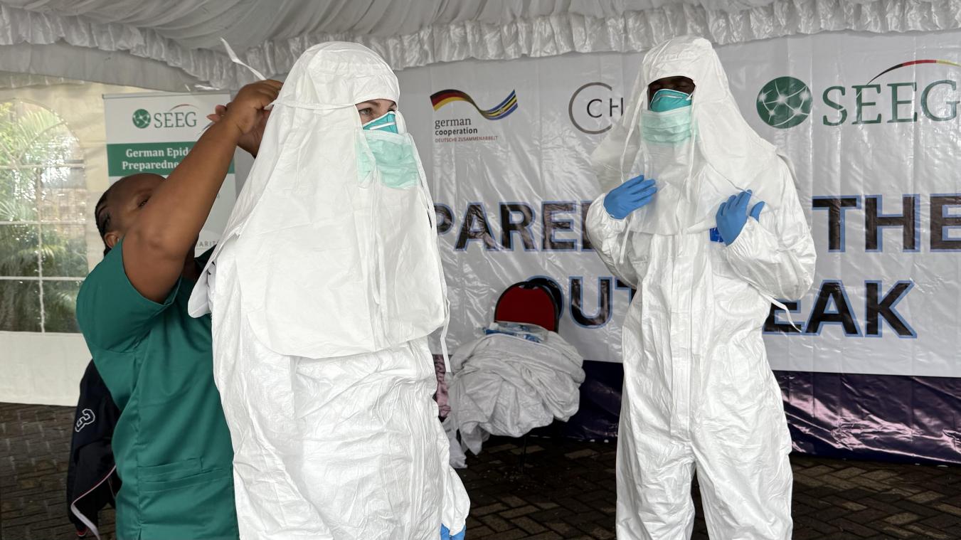 <p>Auf dem World Health Summit in Nairobi wird im Rahmen einer Prüfung die „Schnell Einsetzbare Expertengruppe Gesundheit“ (SEEG) vorgestellt. Sie ergreift Sofortmaßnahmen, vor allem bei Ausbrüchen hochansteckender Krankheiten wie Ebola oder Marburg-Fieber, und schult Gesundheitspersonal vor Ort, wie es Symptome früh erkennen und Ausbreitungen kontrollieren kann.</p>