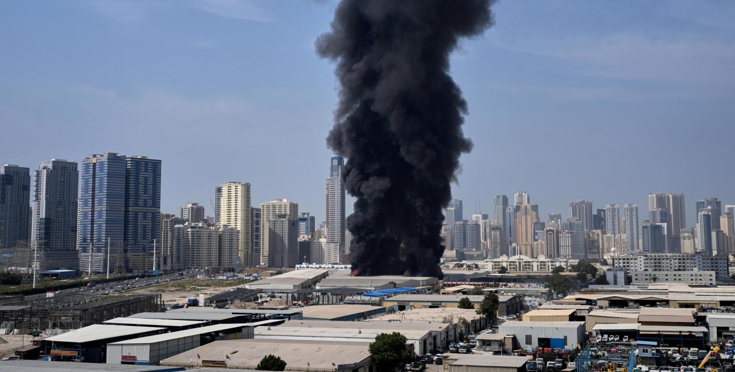 <p>Eine schwarze Rauchwolke steigt aus einem Lagerhaus im Industriegebiet von Sharjah City in den Vereinigten Arabischen Emiraten auf, nachdem Berichte über iranische Angriffe eingegangen sind.</p>