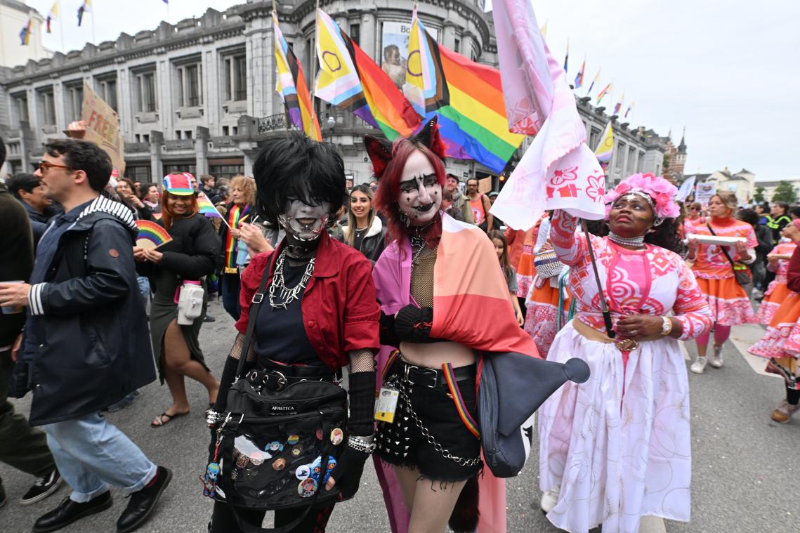 <p>Teilnehmer der Brussels Pride sind am Samstag mit Regenbogenflaggen und bunten Kostümen durch die Brüsseler Innenstadt gezogen.</p>
